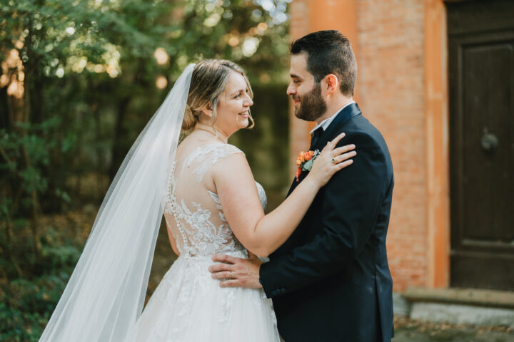 Chiara e Marco durante il loro matrimonio a Villa La Costaglia in Toscana.